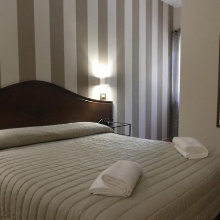 Hotel Piscina La Suite Prossedi Екстериор снимка