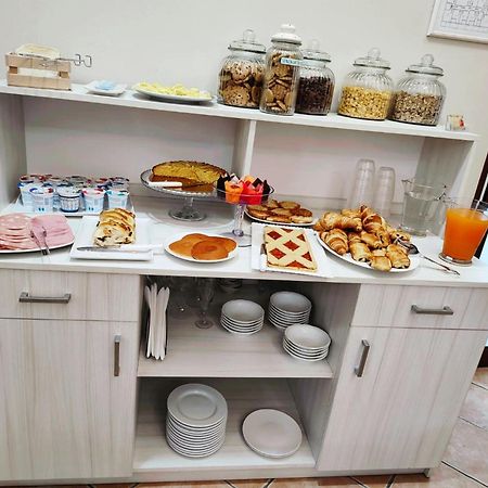 Hotel Piscina La Suite Prossedi Екстериор снимка