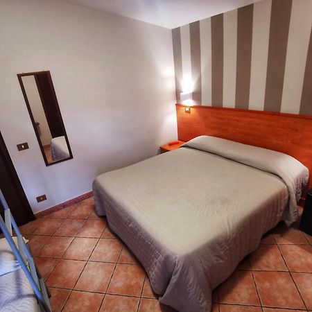 Hotel Piscina La Suite Prossedi Екстериор снимка