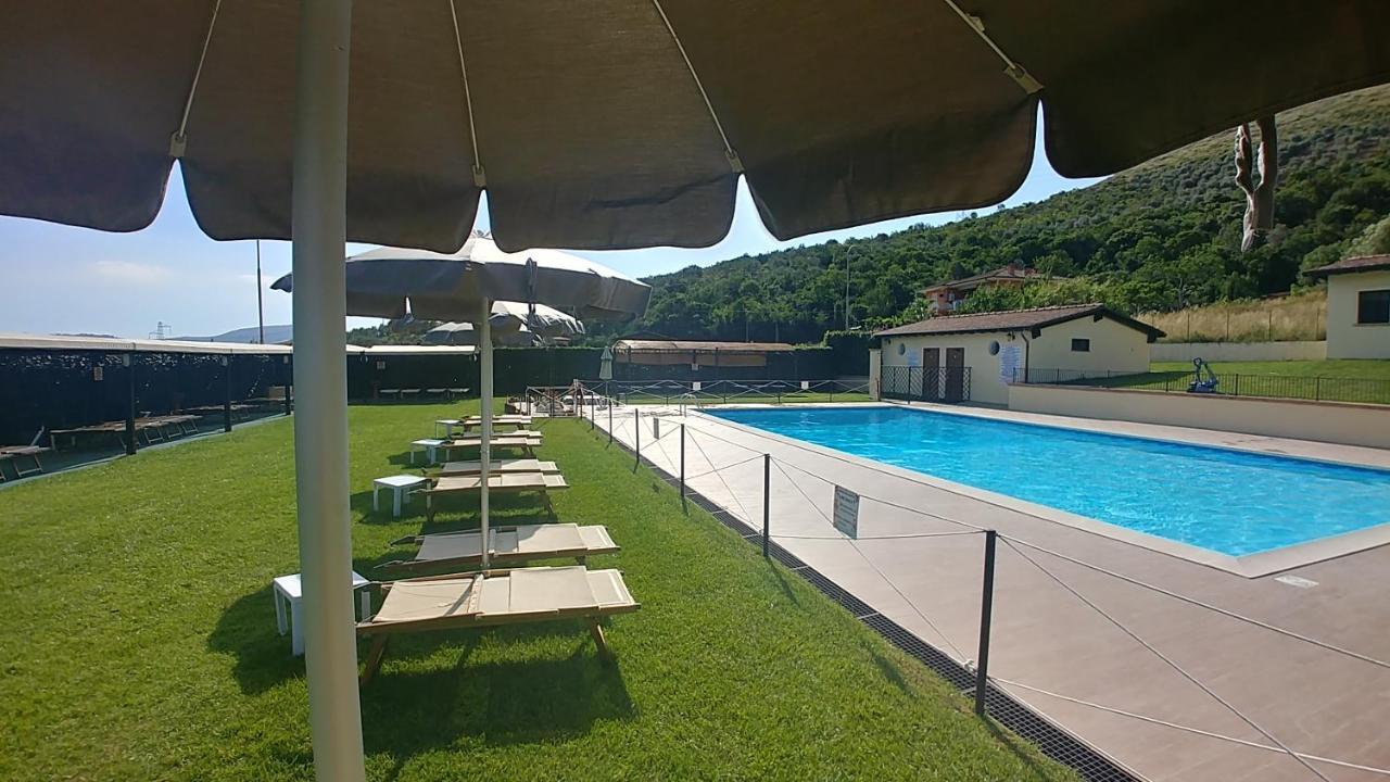 Hotel Piscina La Suite Prossedi Екстериор снимка