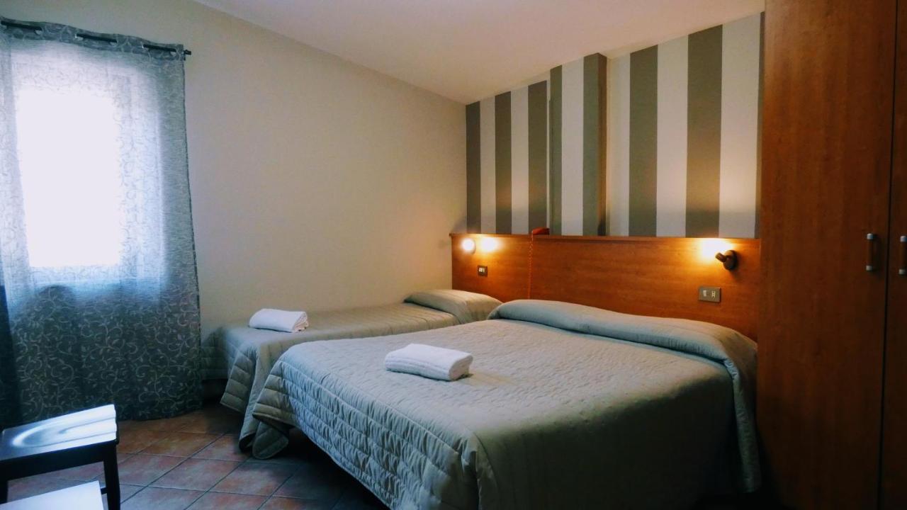 Hotel Piscina La Suite Prossedi Екстериор снимка