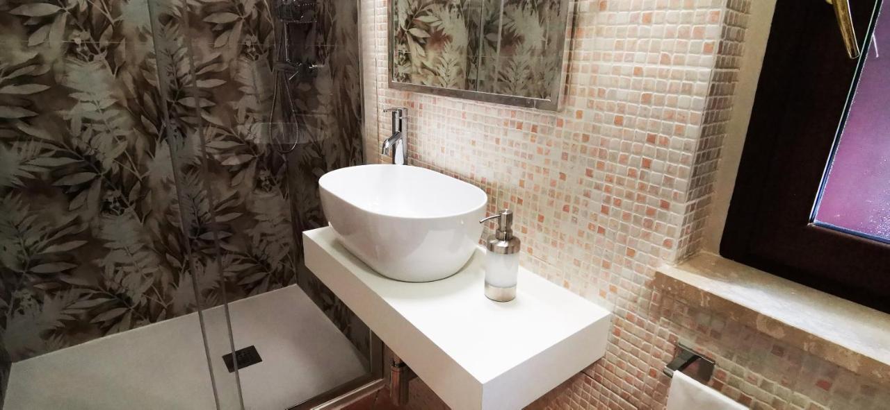 Hotel Piscina La Suite Prossedi Екстериор снимка