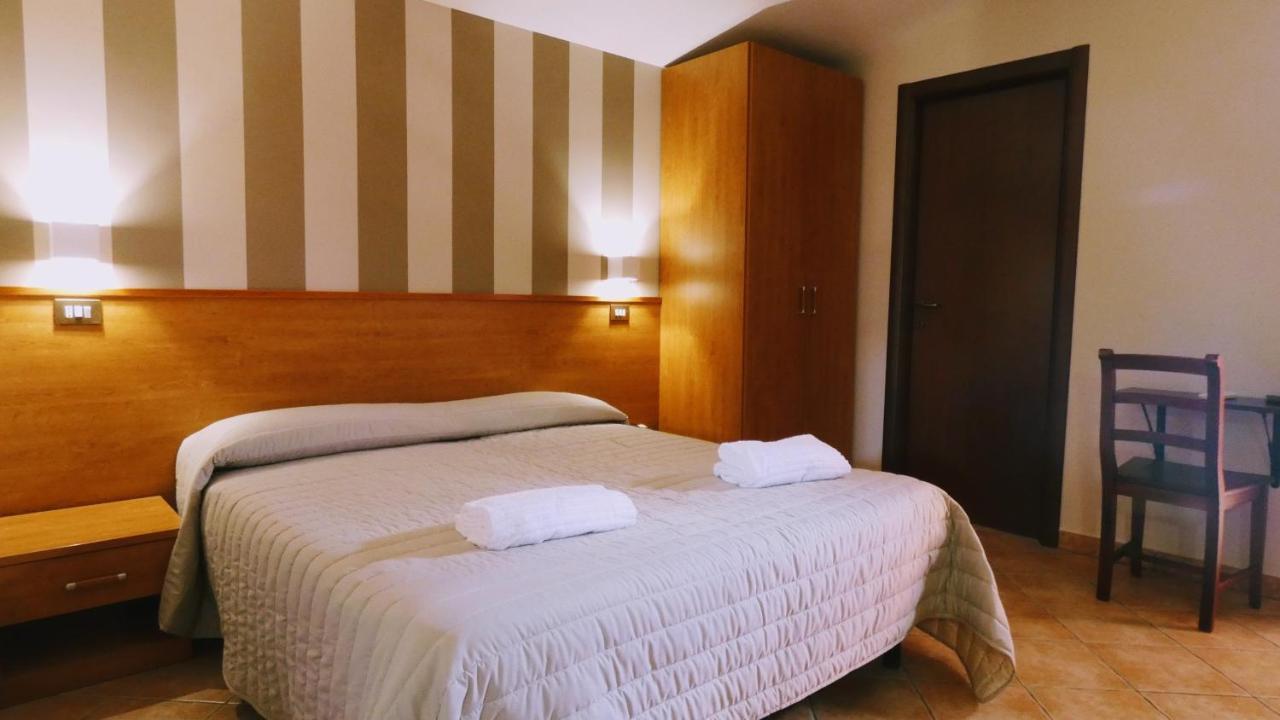 Hotel Piscina La Suite Prossedi Екстериор снимка