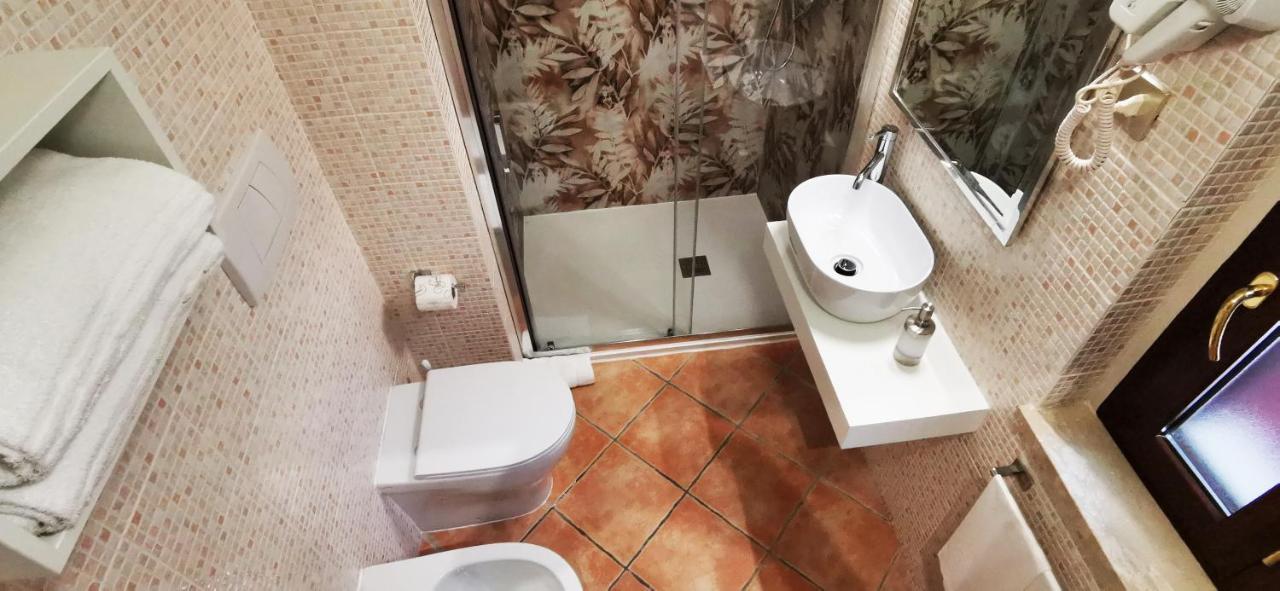 Hotel Piscina La Suite Prossedi Екстериор снимка