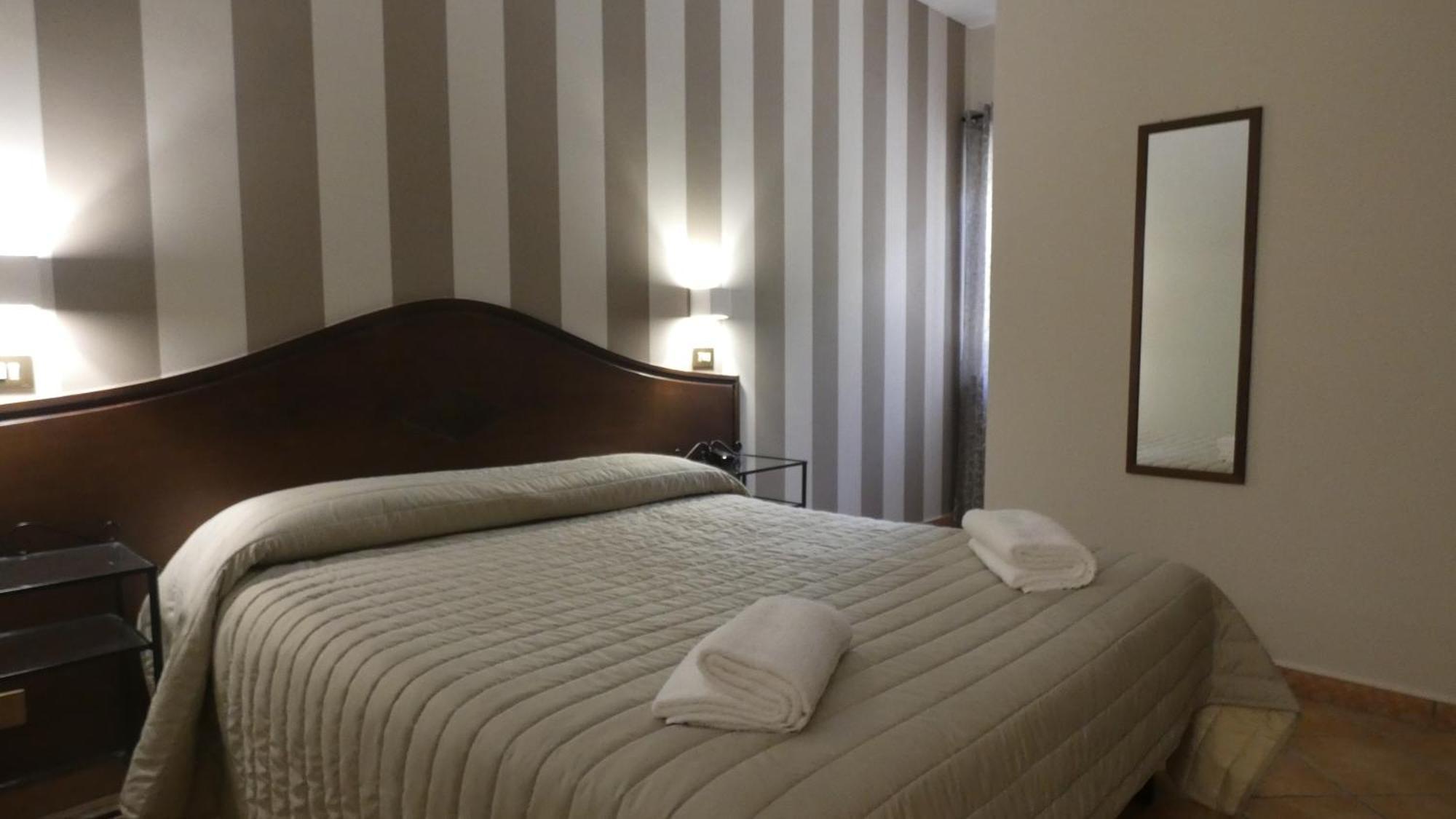Hotel Piscina La Suite Prossedi Екстериор снимка
