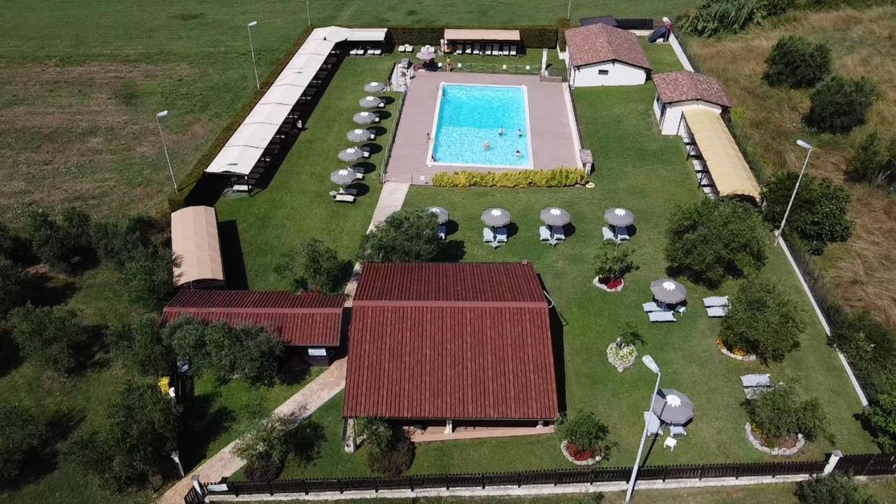Hotel Piscina La Suite Prossedi Екстериор снимка