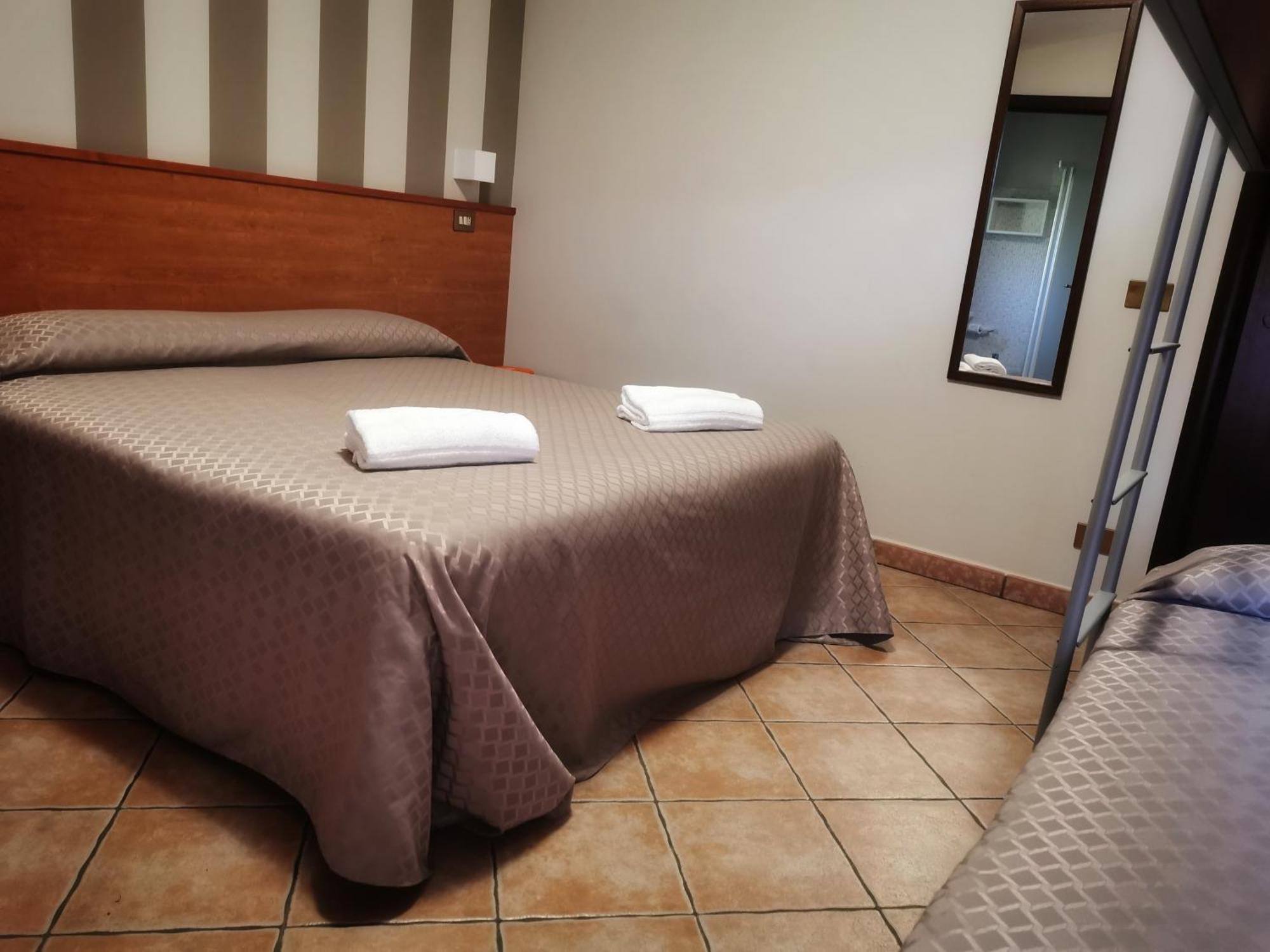 Hotel Piscina La Suite Prossedi Екстериор снимка