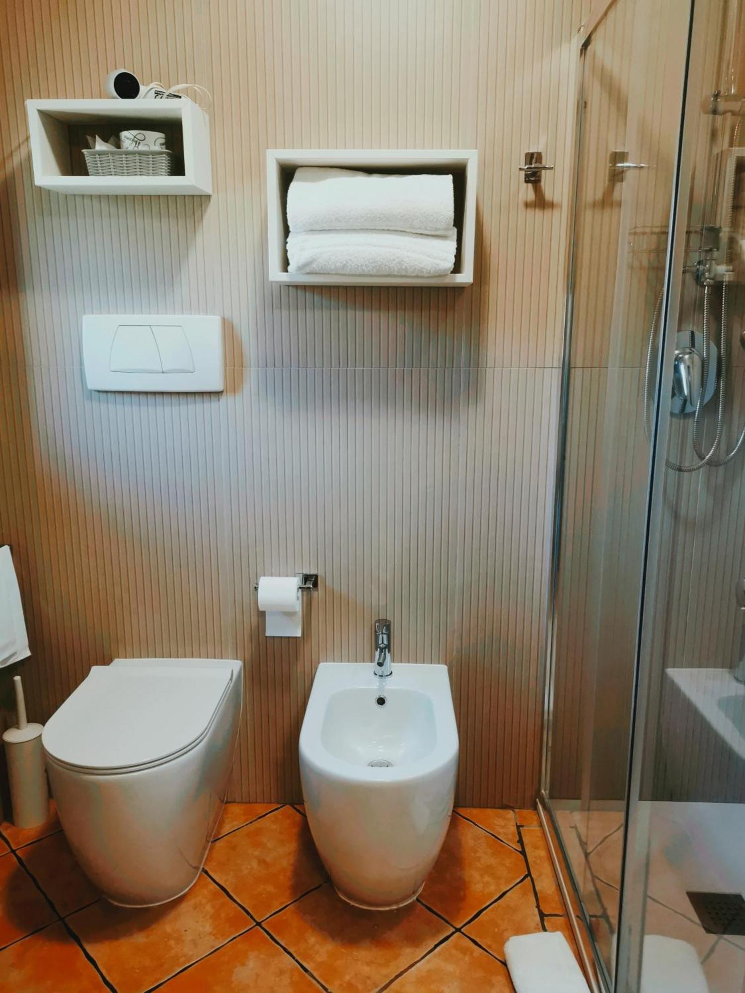 Hotel Piscina La Suite Prossedi Екстериор снимка