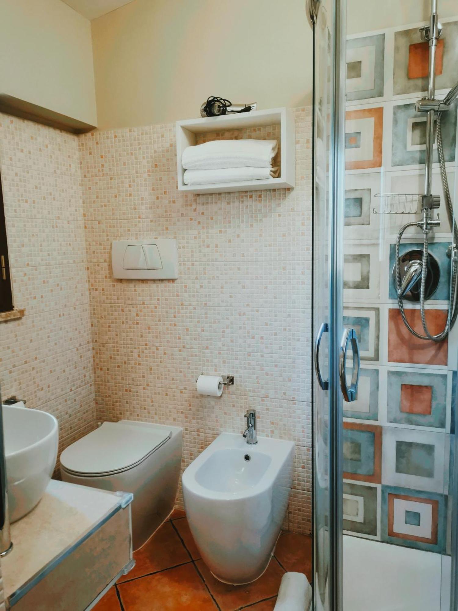 Hotel Piscina La Suite Prossedi Екстериор снимка