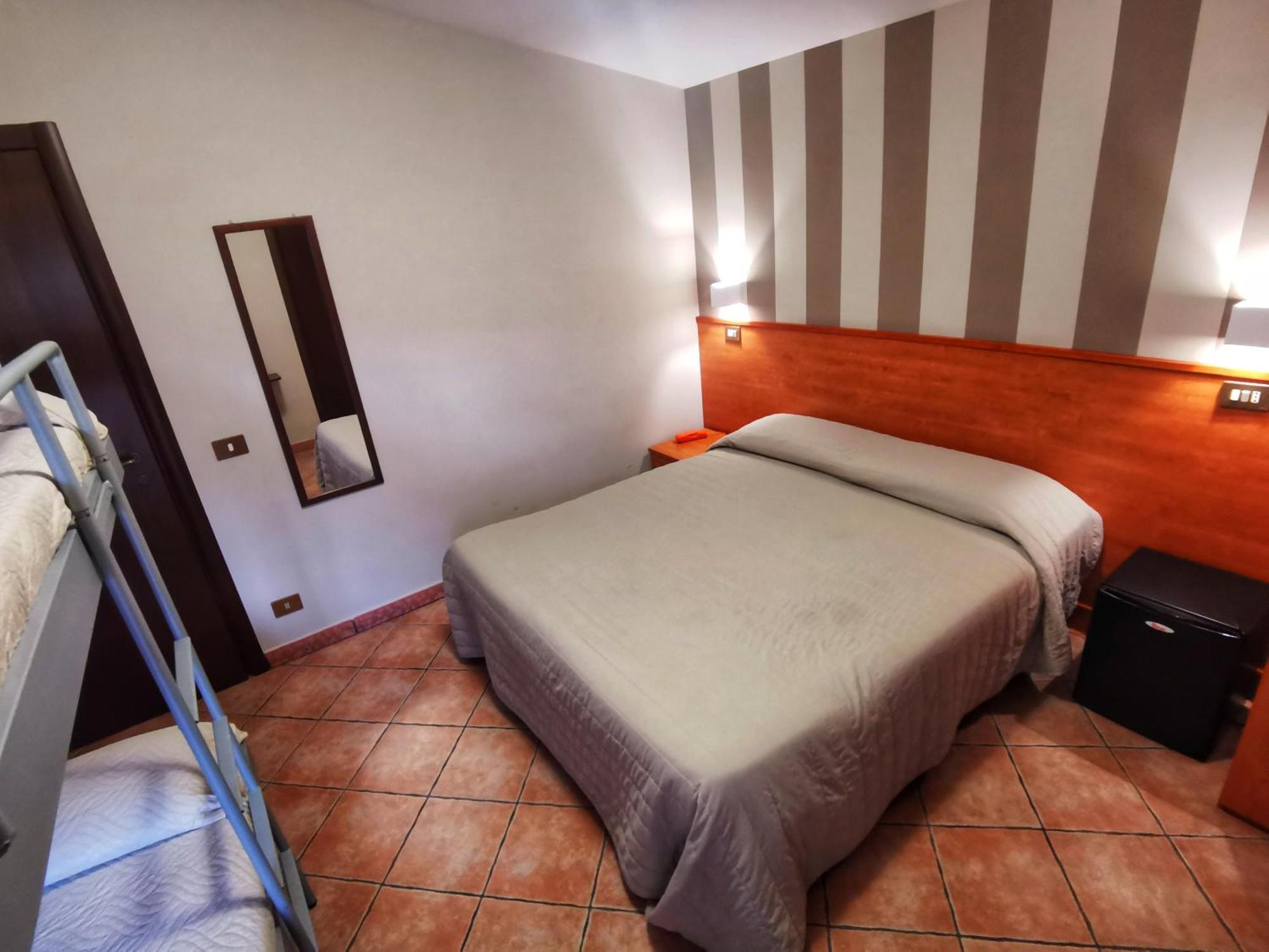 Hotel Piscina La Suite Prossedi Екстериор снимка