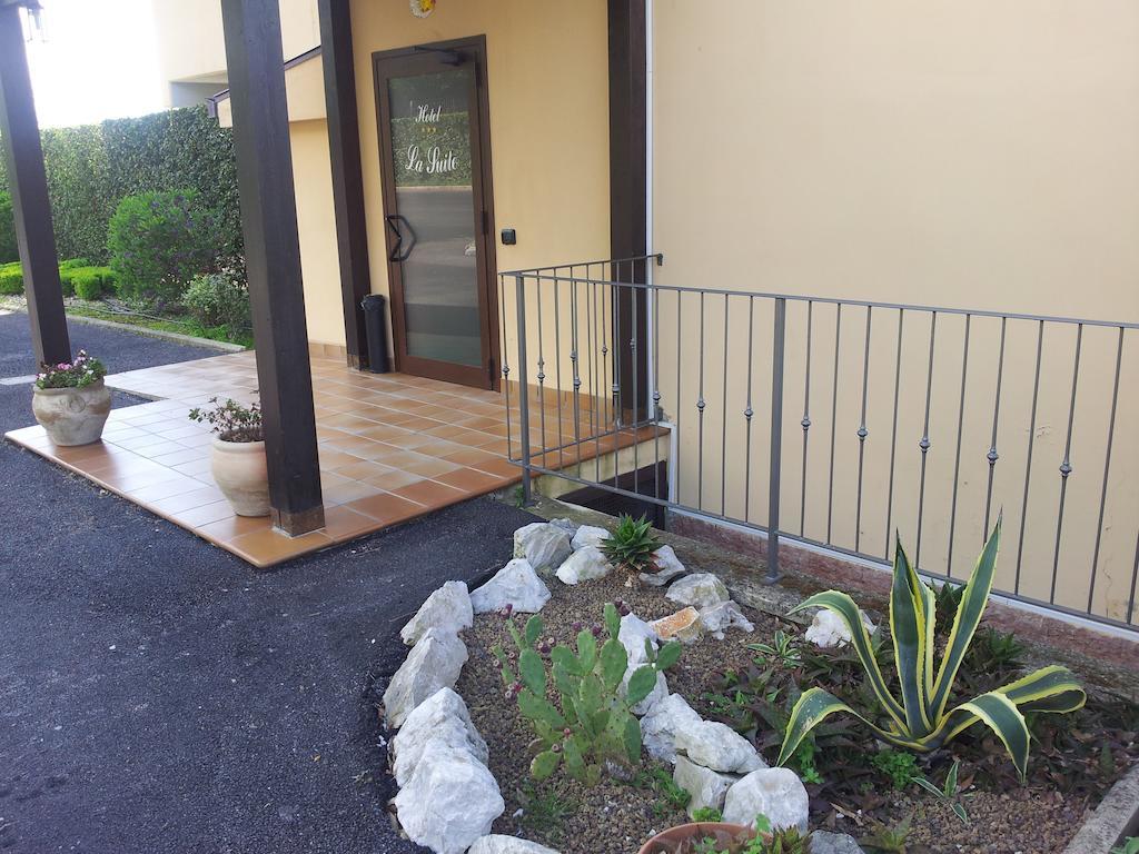 Hotel Piscina La Suite Prossedi Екстериор снимка