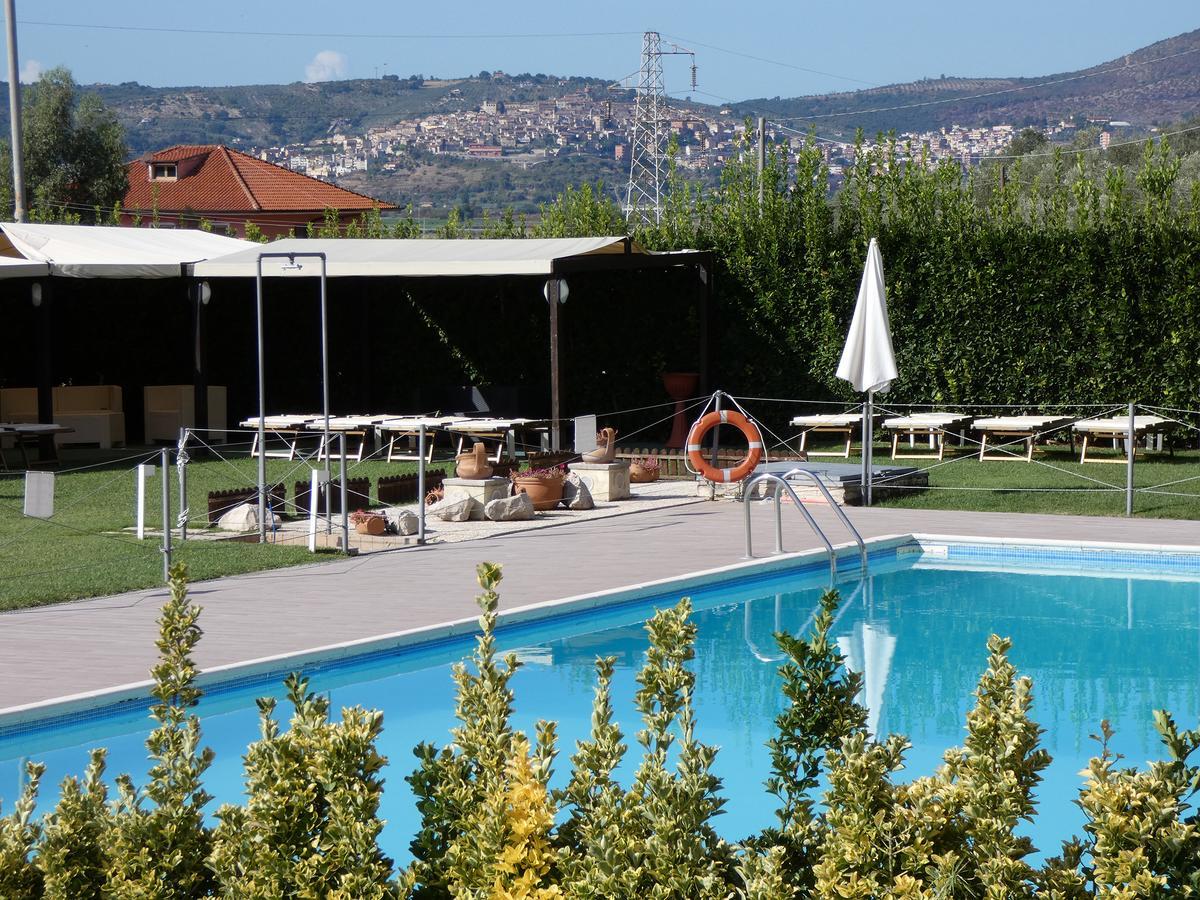 Hotel Piscina La Suite Prossedi Екстериор снимка